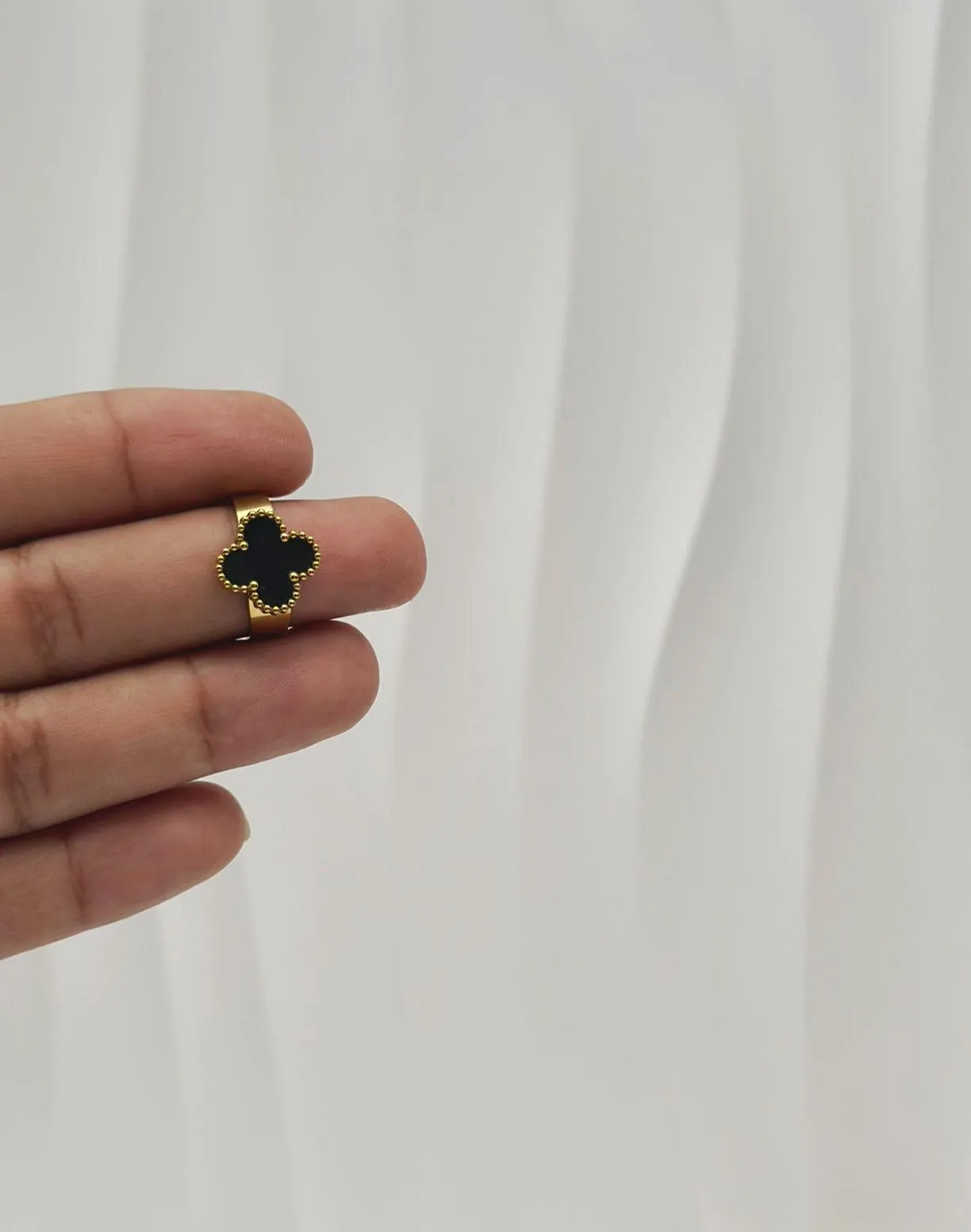 anillo trebol negro dorado - Vista alternativa
