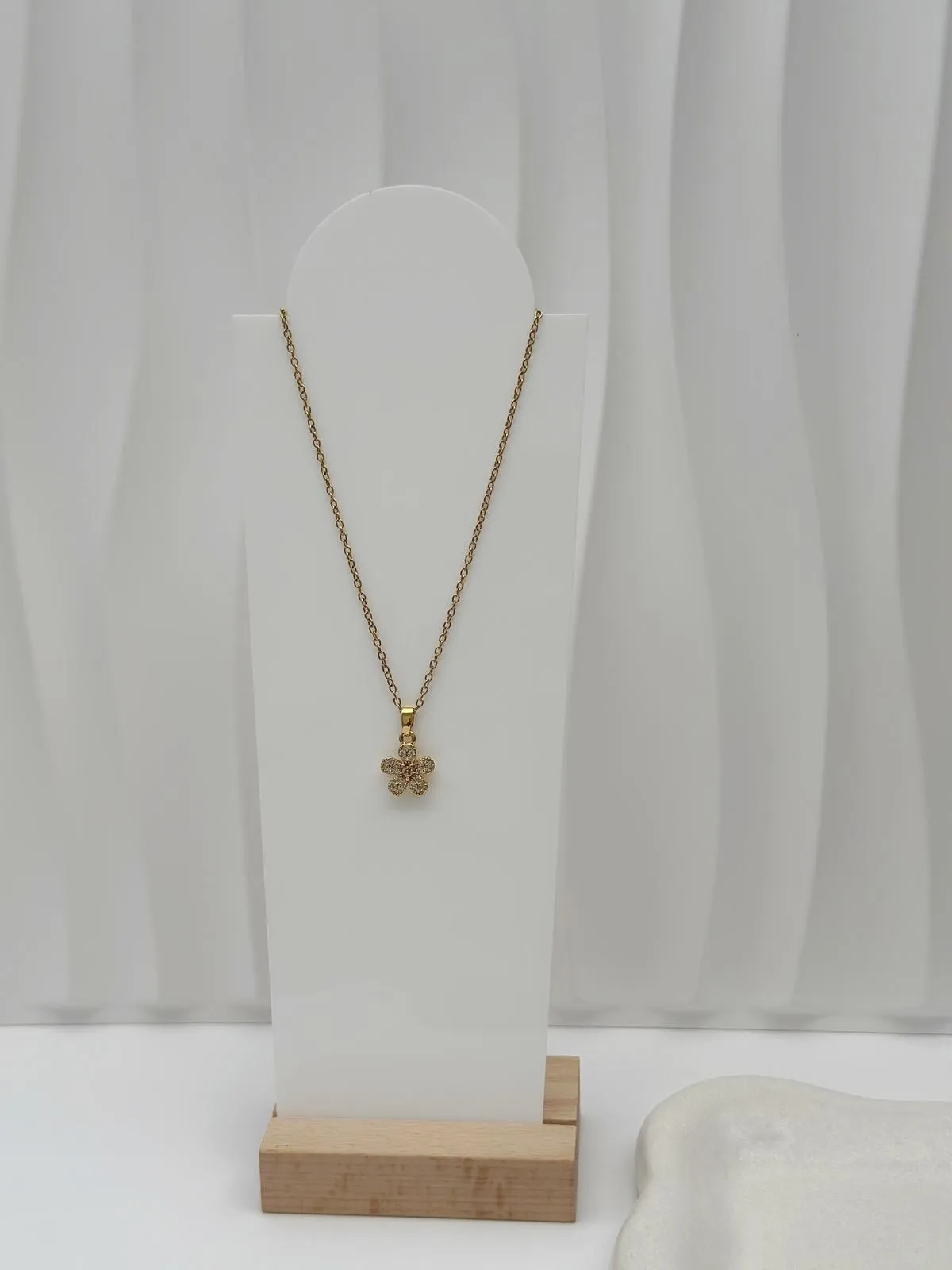 collar florcita dorado