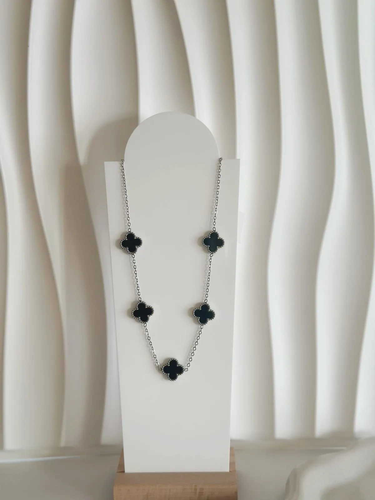 collar trebol negro plateado