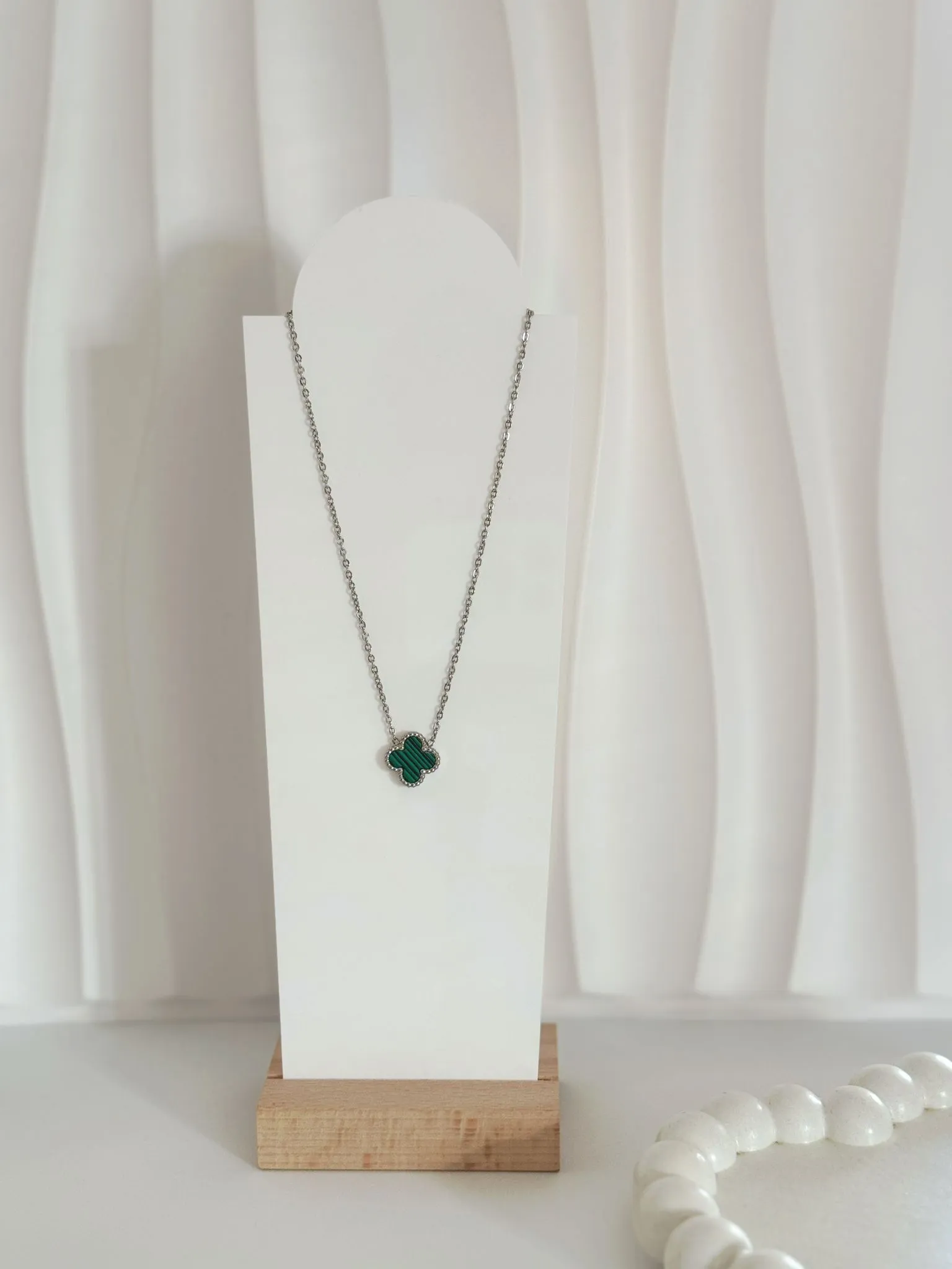 collar trebol verde plateado