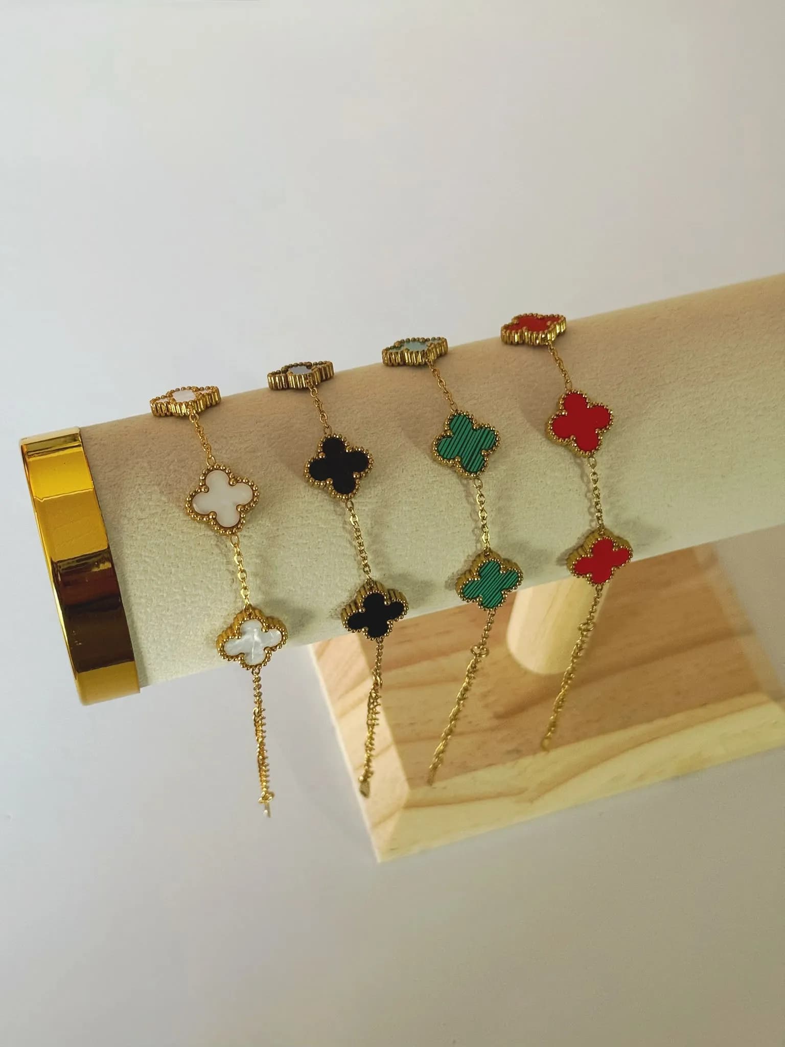 pulsera trebol dorada - Vista alternativa