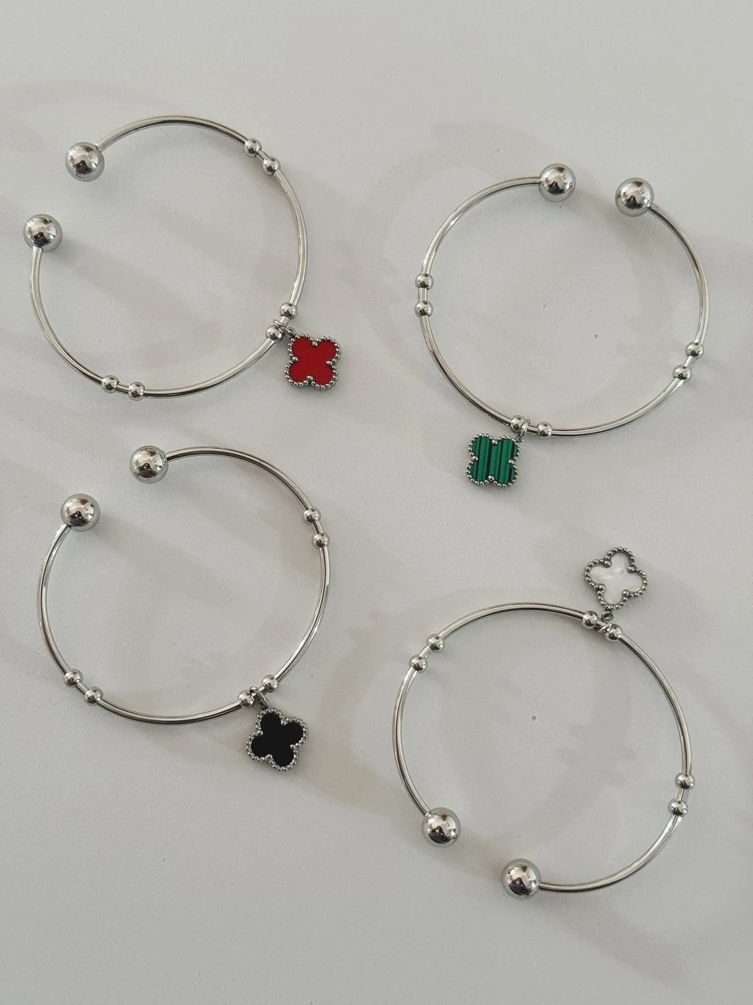 esclavas trebol plateadas - Vista alternativa