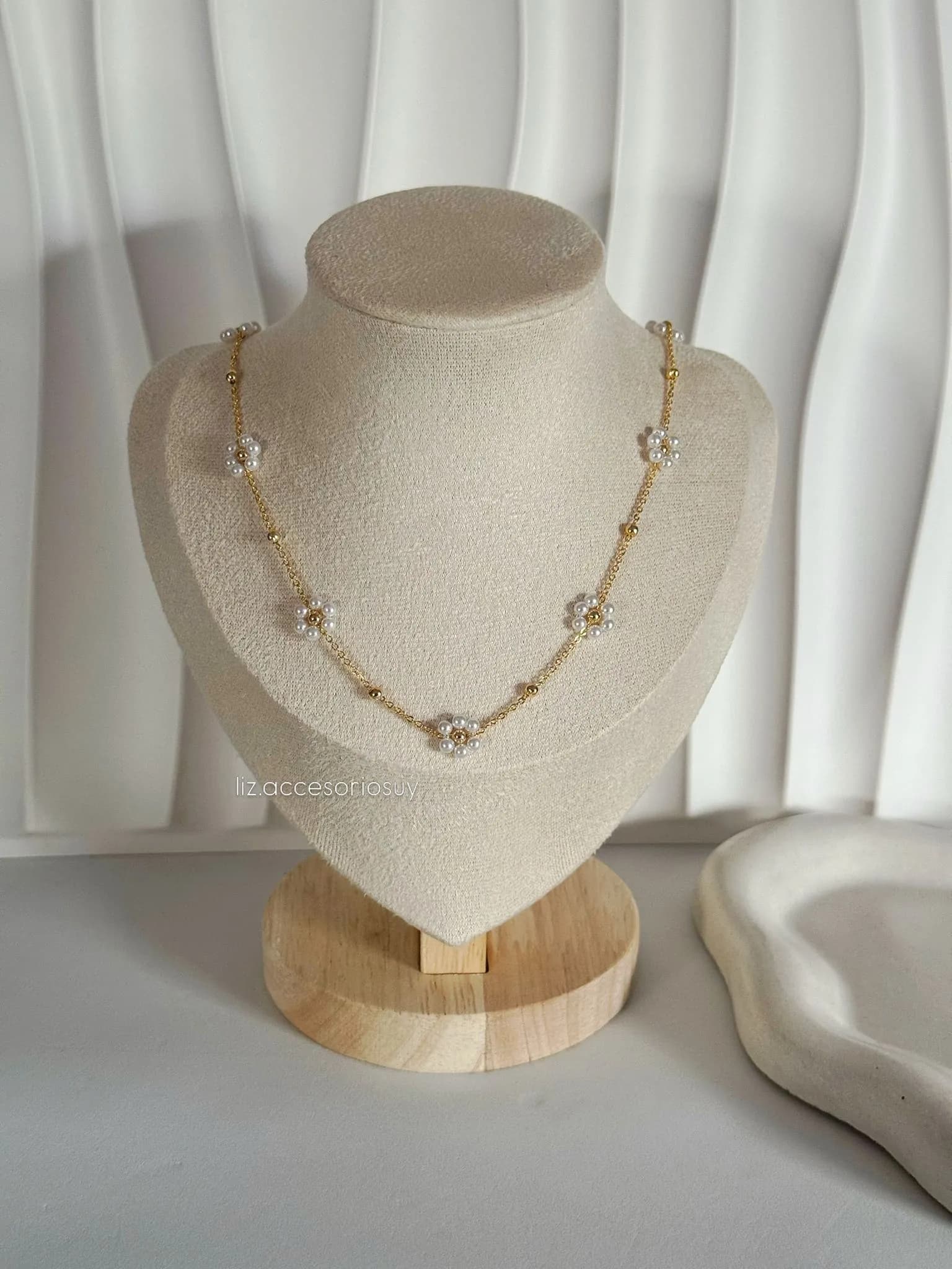 collar flor con perlitas