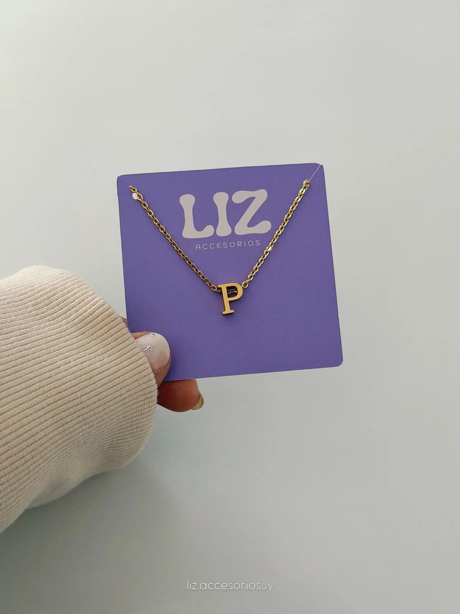 collar con iniciales - Vista alternativa